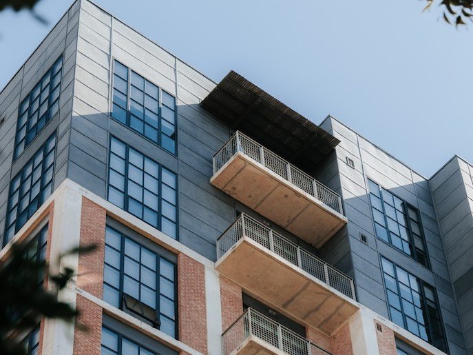 Two-tone apartment building with a blue sky.